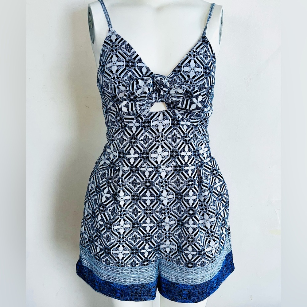 Beautiful Romper sz M / US 2 - 4